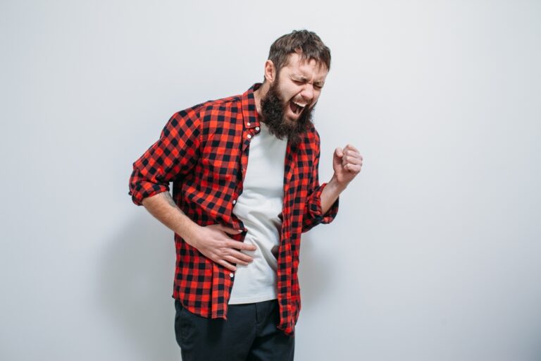 imagem de um homem com dor na vesícula