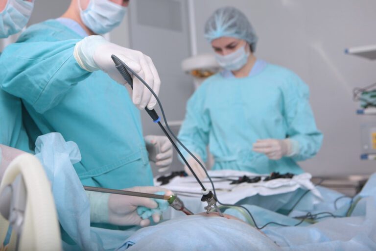 Médicos em sala cirúrgica realizando cirurgia em paciente.