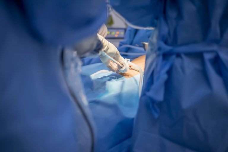 Médicos realizando cirurgia.